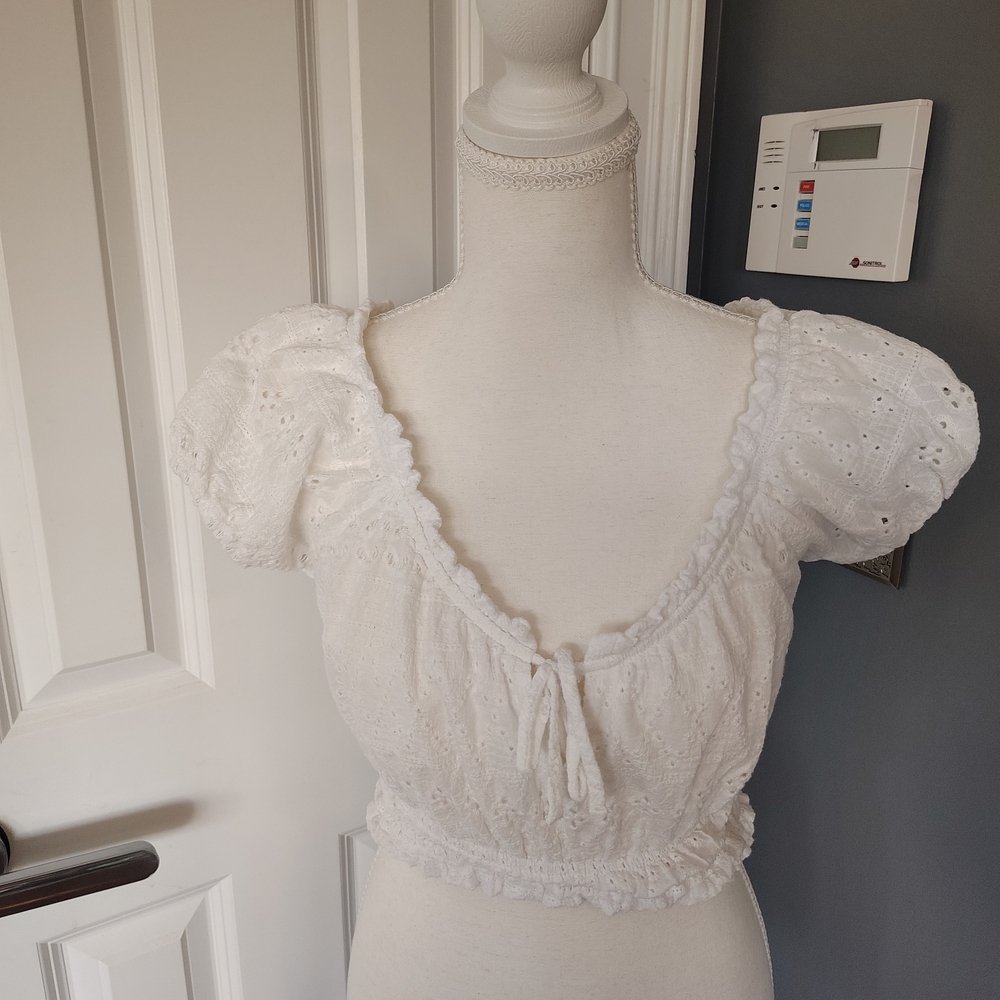 Monteau White Eyelet Blouse with Puff Sleeves medium crochet croquet‎ crop top